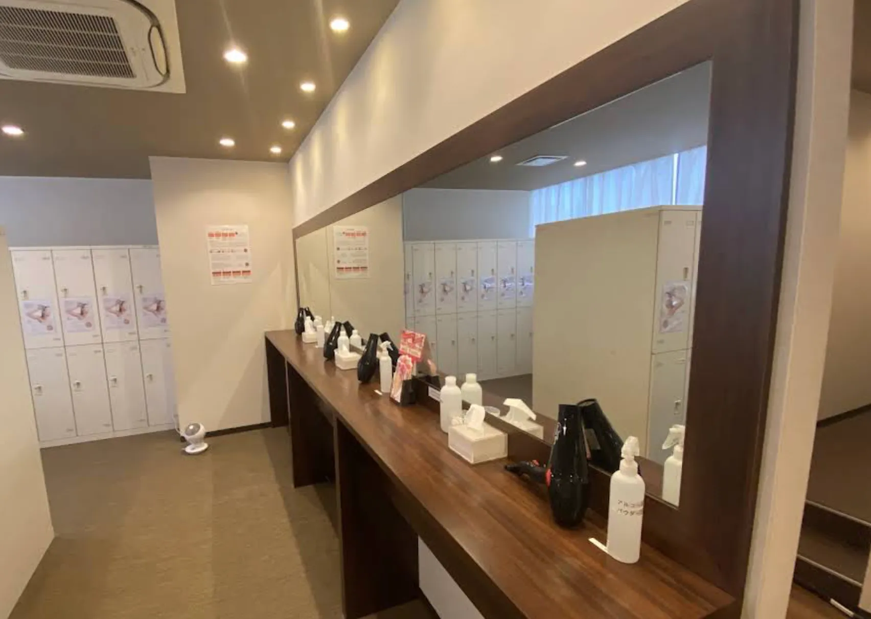 LAVA東大宮店のロッカー